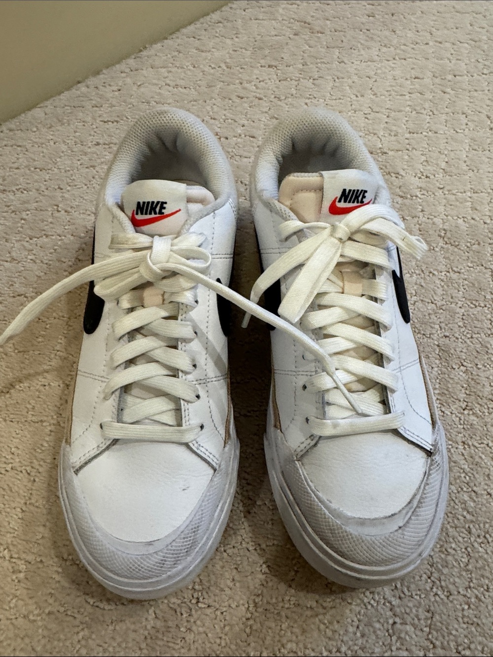 Nike White Low-Top Sneakers with Black Swoosh and Red‎ Logo